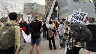 美国多地举行抗议活动，要求政府停火止战