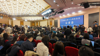 两会外长会·现场｜记者“早到晚退”、会场爆满：21个问题勾勒中国立场