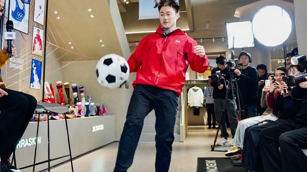 被滑雪耽誤的足球邊鋒？王心迪上海大秀球技