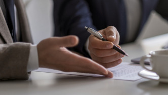 最高檢報告：依法打擊"墊資入職"、"付費內(nèi)推"等求職詐騙犯罪