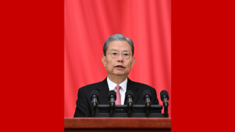 受全國(guó)人大常委會(huì)委托，趙樂(lè)際委員長(zhǎng)向大會(huì)報(bào)告全國(guó)人大常委會(huì)工作