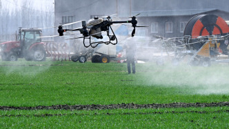 农业农村部部长韩俊：去年农业领域使用无人机超30万架，居世界首位