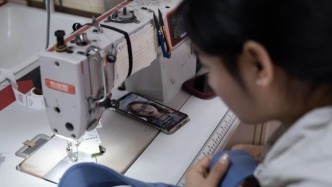 在透析室楼上，有一家“肾友工厂”