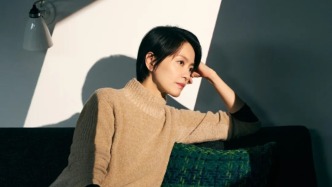 《82年生的金智英》改编话剧即将上演，梁咏琪演绎日常褶皱里的“她”