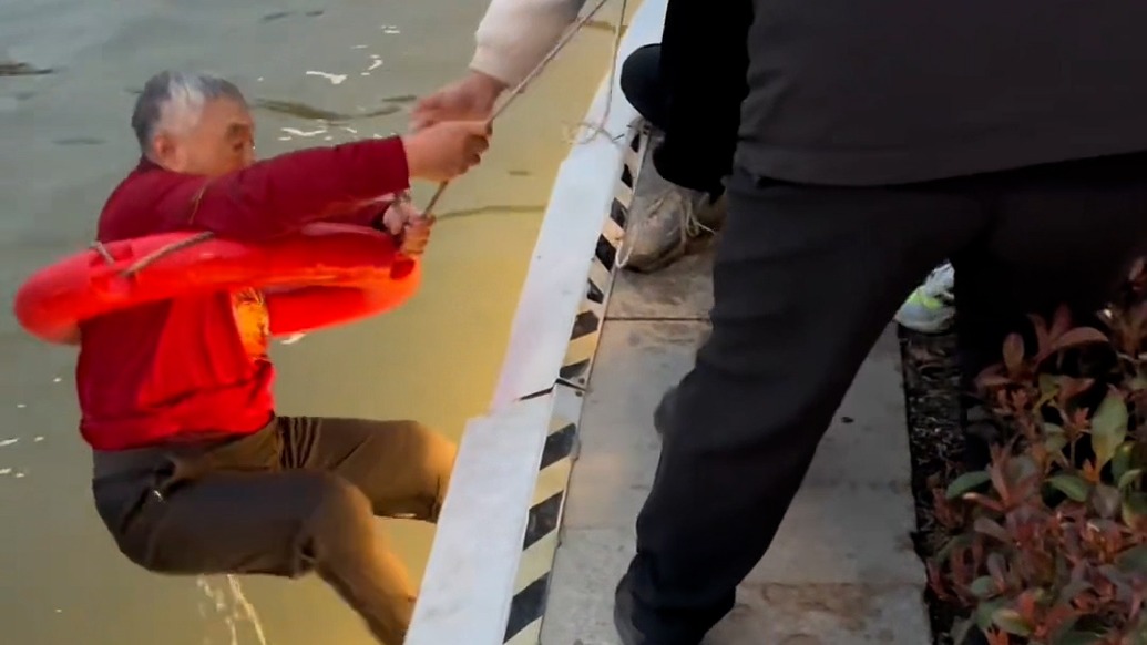 “紅衣大爺”跳水救落水女子，目擊者：當(dāng)時溫度很低，老人已經(jīng)80歲了