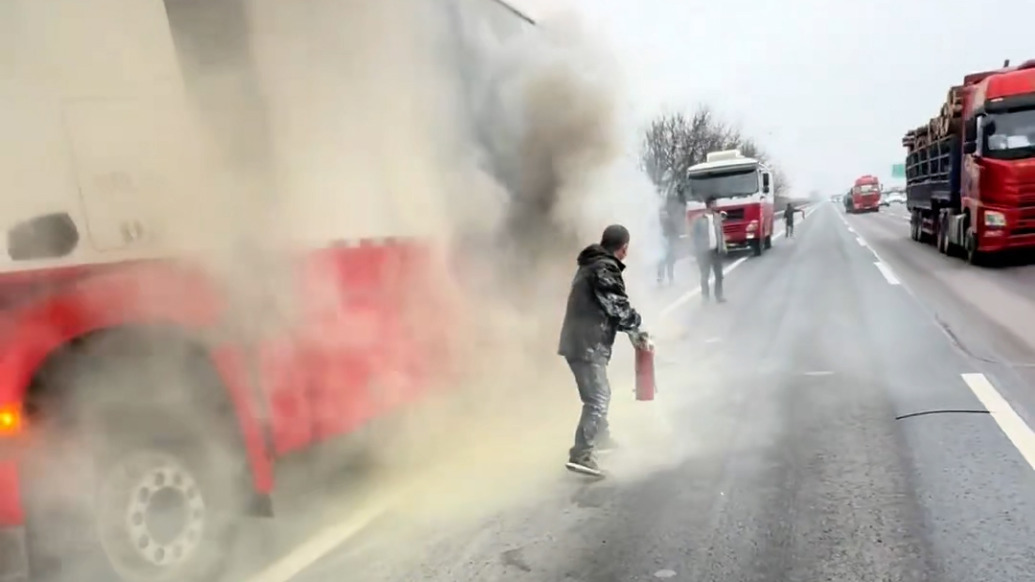 “我也被幫過(guò)，傳遞正能量”，貨車司機(jī)遇車輛起火主動(dòng)停車幫撲救