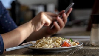 强化网络餐饮食品安全，15.84万家外卖商户被下线
