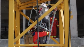 13歲男孩沒寫完作業(yè)，為躲避責(zé)打爬上塔吊后被困6小時(shí)