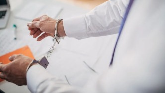 国安部：重要岗位离职人员企图用国家秘密换绿卡，出境前被抓获 