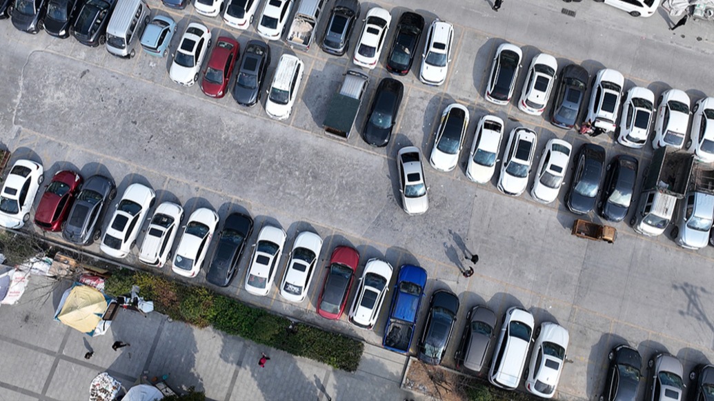 张强代表：建议全面推行节假日公共停车免费，夜间、周末低收费