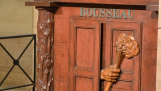 倘若卢梭棺木前那只手举起的不是火炬，而是一束花