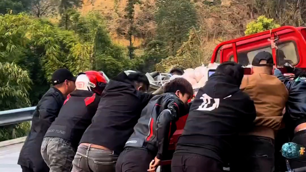 騎友合力幫三輪車“上岸”，車主回禮耙耙柑