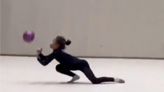 “每一滴汗水都不会被辜负”，上海9岁小囡含泪坚持练习接球，获超25万点赞