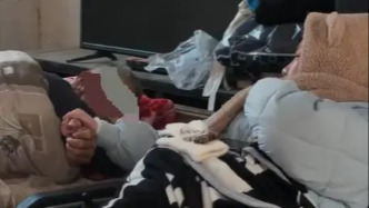 怕沒人照顧她，患癌老伯離世前把27歲癱瘓養(yǎng)女送入養(yǎng)老院