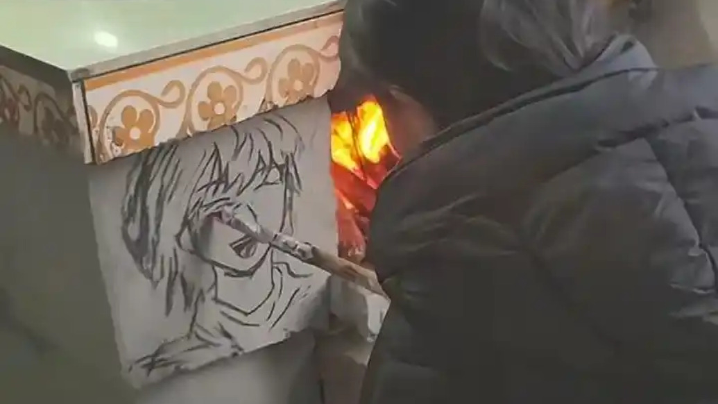 蚌埠女高中生用烧火棍在灶台作画走红，妈妈：孩子开心就好