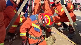 女子在姜井内作业时不慎坠落井底，消防员下井施救