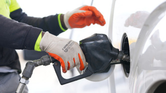 国际油价10日由暴涨转为大幅回落