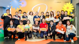 握紧方向盘的女性和“她D心愿”