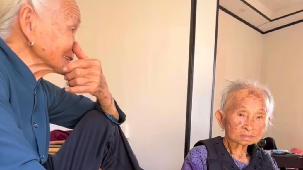 91岁女儿受委屈后向113岁妈妈哭诉，网友：最大的幸福！