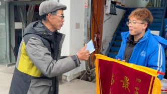 七旬大爷寻人多日，就为把这首原创歌唱给快递小哥？