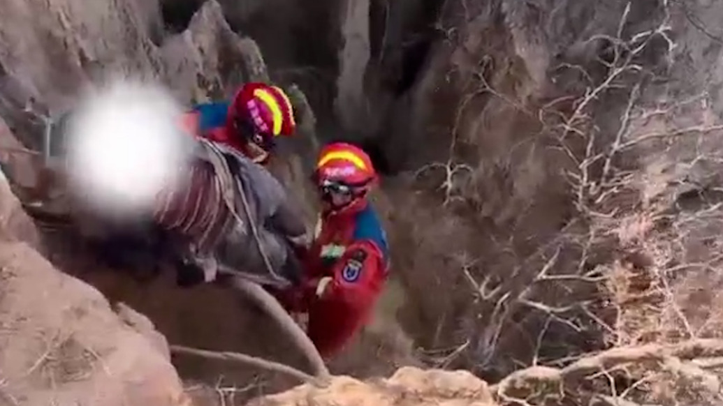 “坚持下,师傅”,三门峡一村民坠入深沟遇险,消防边救援边安抚