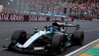 “赛车皇帝”拿下新赛季F1首杆！梅奔强势回归！维斯塔潘退赛......