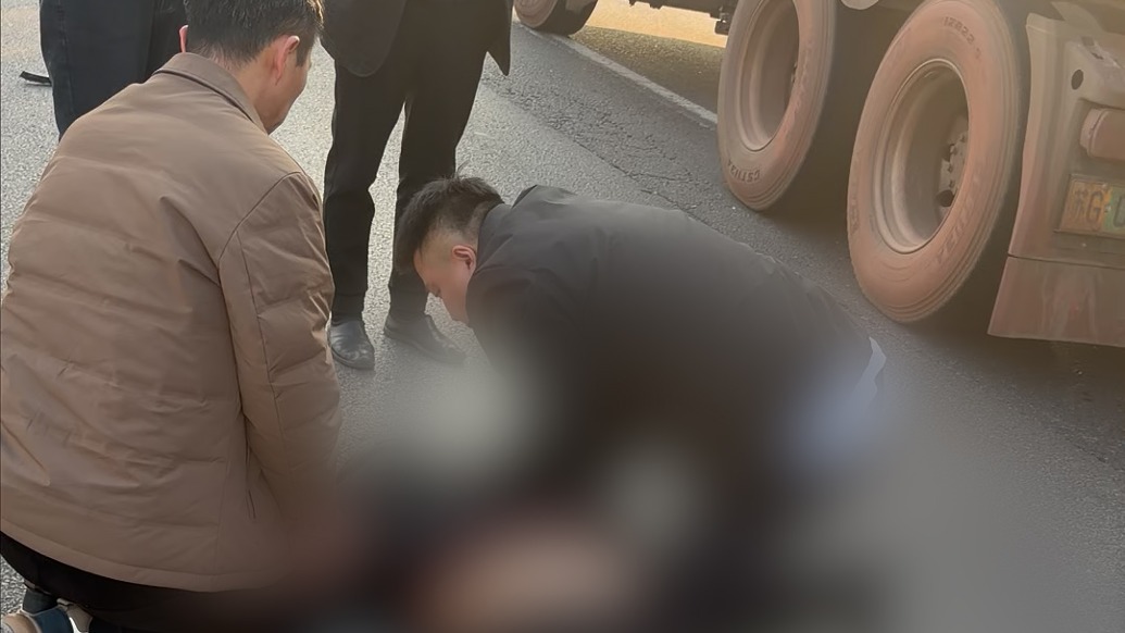 女子无自主呼吸，路过市民跪地为其心肺复苏