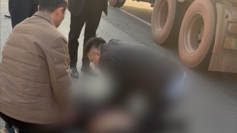 女子无自主呼吸，路过市民跪地为其心肺复苏