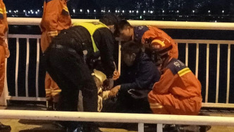 女子欲跳桥轻生，松开栏杆瞬间巡逻交警一把拽回