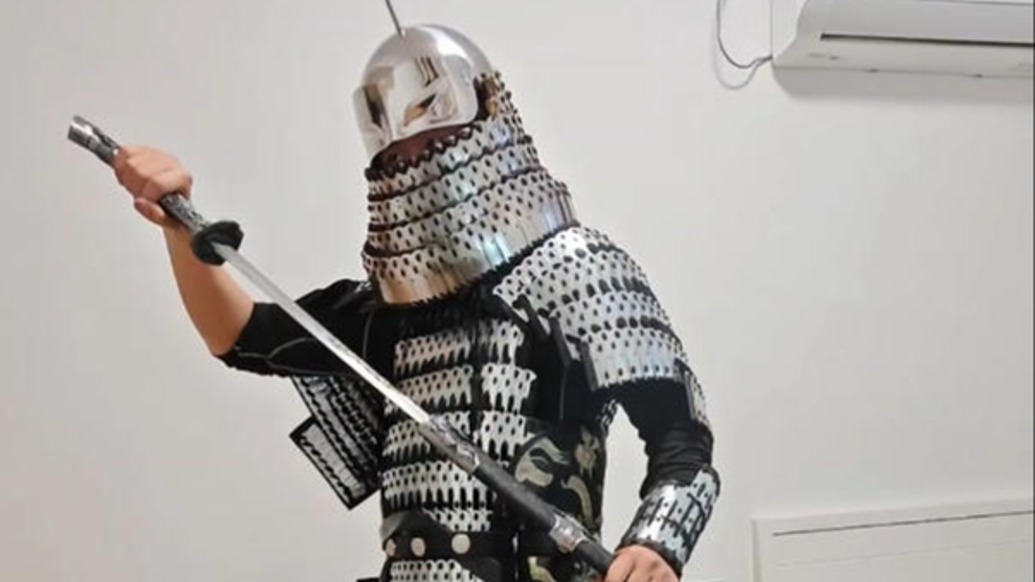 1300枚甲片、重40多斤，男子耗时半个月“手搓”了一套甲胄