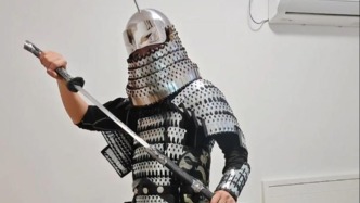 1300枚甲片、重40多斤，男子耗时半个月“手搓”了一套甲胄