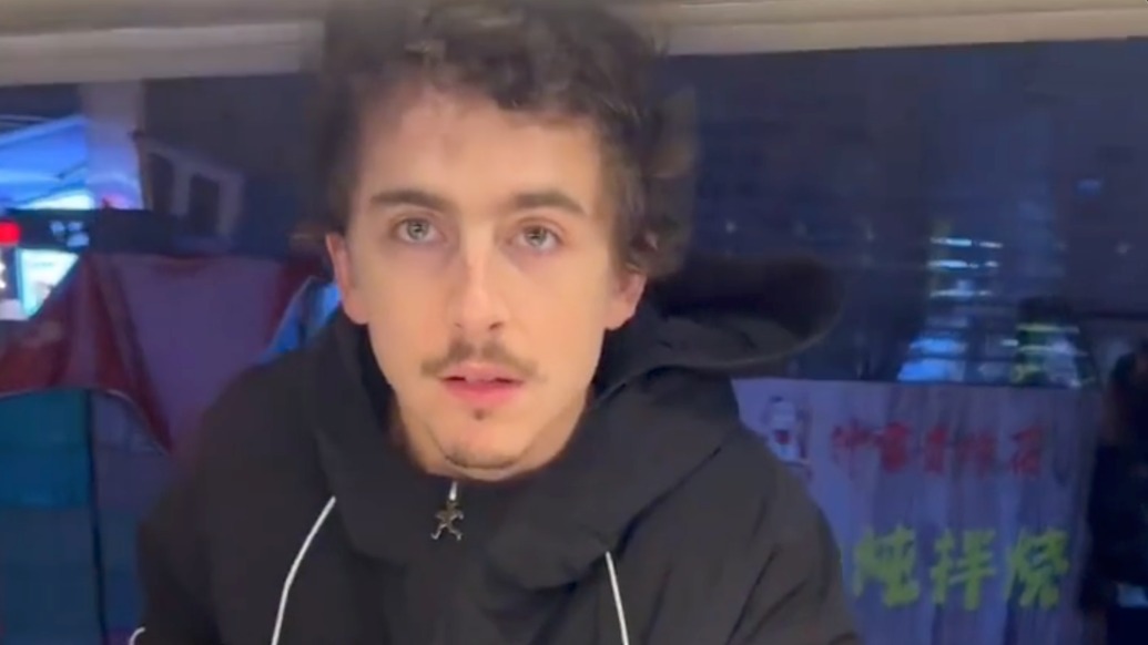 入鄉(xiāng)隨俗！好萊塢演員“甜茶”首次來華：切霉豆腐、喝蓋碗茶、看廣場舞