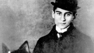 卡夫卡邀读者进行多层寓言式解读，但又挫败读者的努力