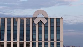 蔚来首次实现季度盈利！批准授予李斌2.48亿股股权激励计划，设定千亿美元市值目标