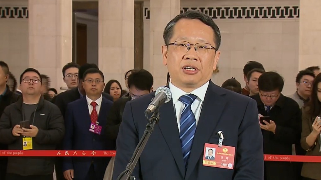 直击两会丨徐坤委员：AI是一把双刃剑，要引导学生合理使用、避免思维惰性