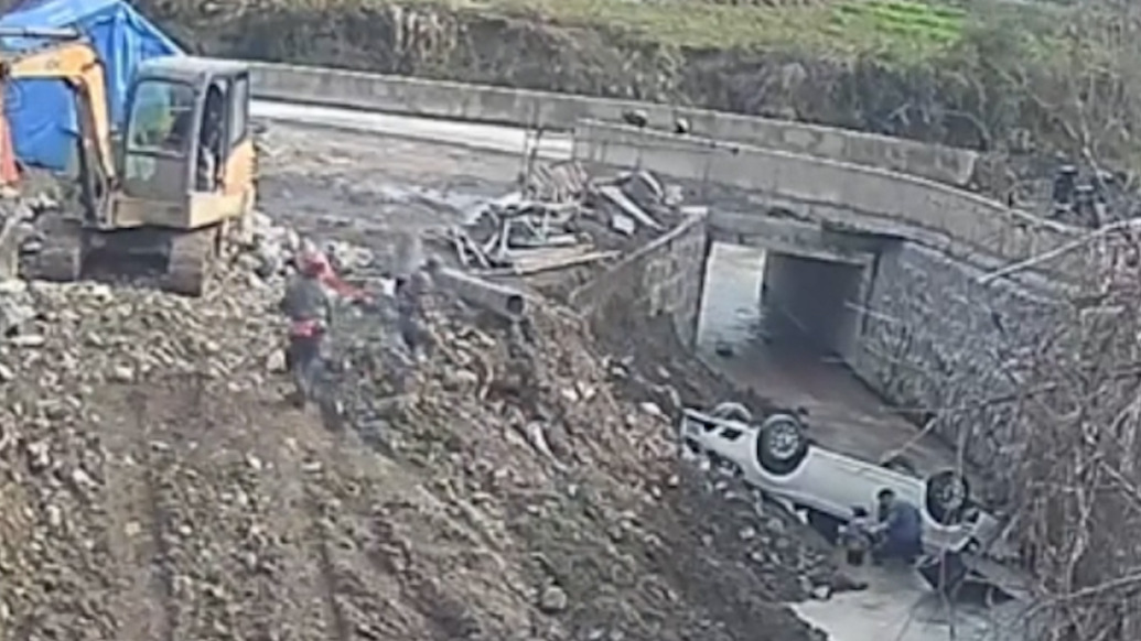 私家車翻進(jìn)路邊水溝，幸好遇到在附近施工的三名師傅