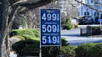 从卡车司机到中期选举“战场州”，被中东战火推高的油价正冲击美国