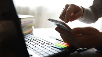 扮演“假专家”，我帮年轻人说服父母