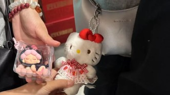 年轻人现在都流行在包上“养娃”