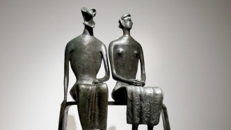 亨利·摩爾雕塑拍出2.43億元，倫敦春拍相繼落槌