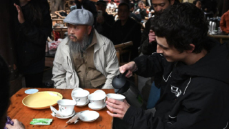 提莫西·查拉梅：在成都没喝甜茶，但喝到很多为我定制的茶