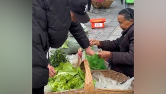 網(wǎng)友擔(dān)憂湖北荊門“90歲賣菜奶奶”生活狀況，孫女回應(yīng)：有子女贍養(yǎng)，賣菜是愛好