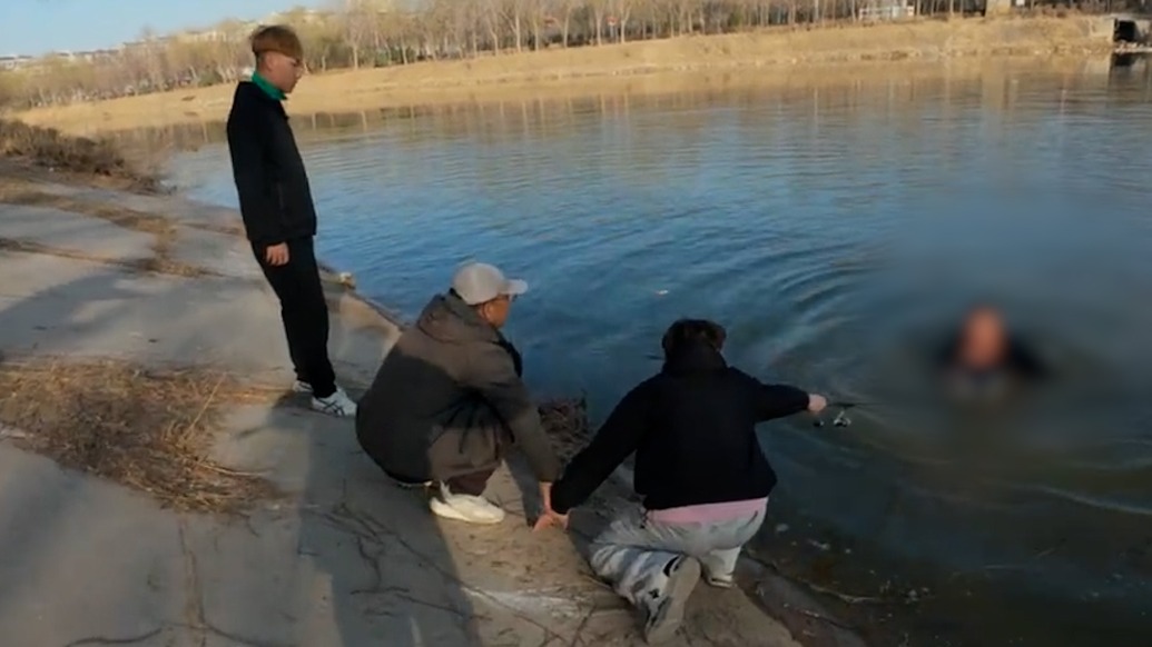 鱼竿不够软管来凑！钓友狂奔找工具成功救起落水祖孙