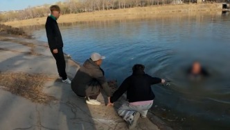 魚(yú)竿不夠軟管來(lái)湊！釣友狂奔找工具成功救起落水祖孫