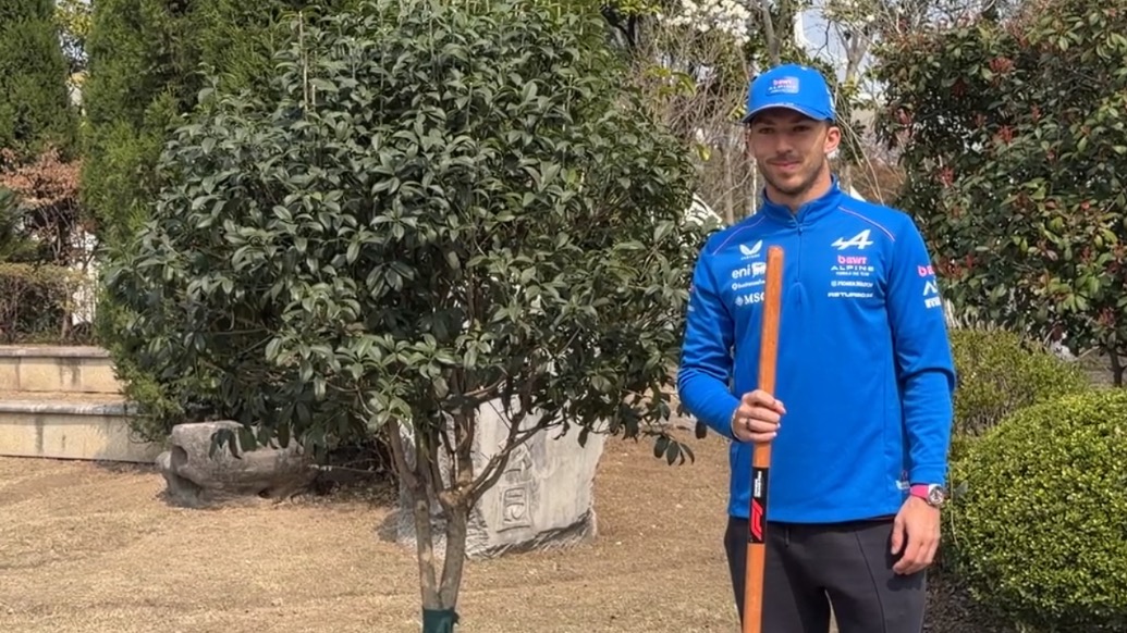 3月12日植树节，F1车手皮埃尔·加斯利种下一棵树