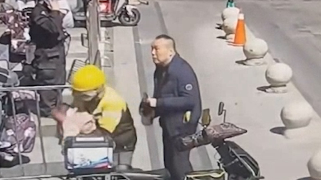 外卖员街头用海姆立克急救幼儿，平台为其颁发见义勇为奖励