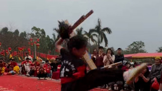 8岁女孩板凳功夫虎虎生威，父亲：顺其自然，尊重热爱