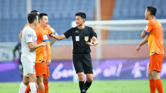 中国足协：实施职业联赛裁判人员动态升降级和招募制度