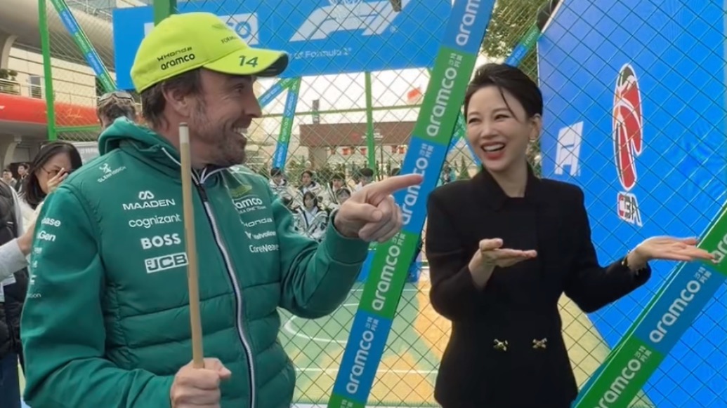 “頭哥”不是白叫的！阿隆索和潘曉婷切磋臺(tái)球