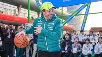 投籃技術(shù)怎么樣？阿隆索與楊鳴、劉煒切磋籃球